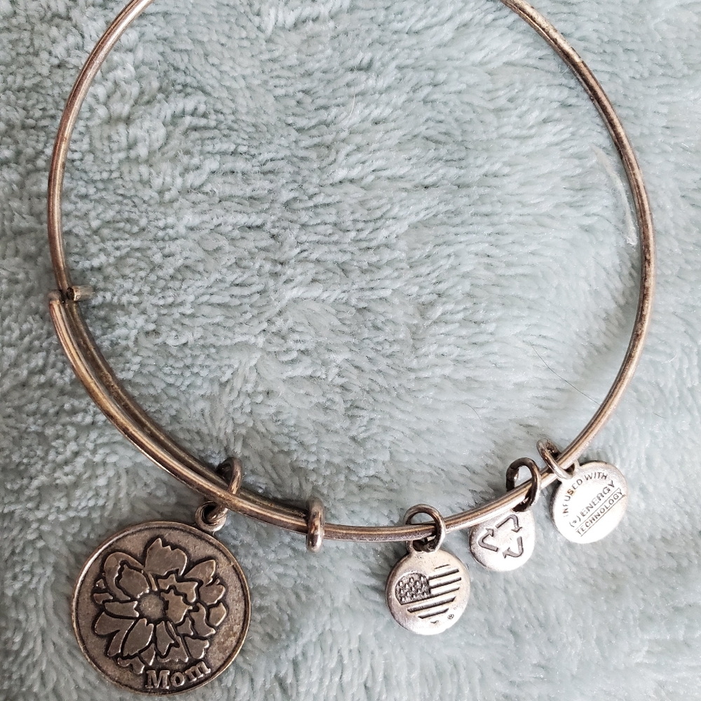 "Mom" bangle